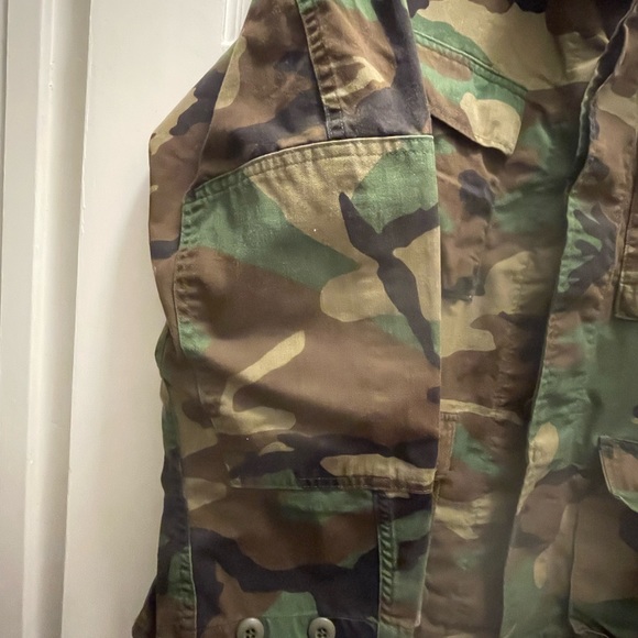 US Army BDU jacket, woodland camouflage pattern.  Size Medium-Regular. 1 each. - Picture 3 of 4